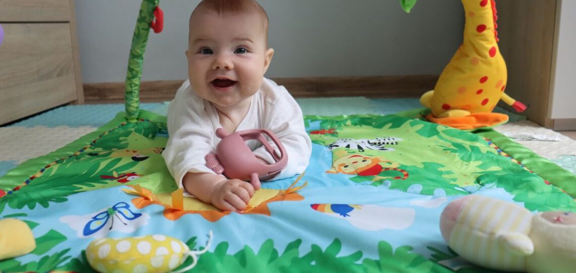 Când vine vorba de jucării pentru bebeluși, cu ajutorul lor micuții descoperă primele senzații, sunete și forme care îi ajută să înțeleagă treptat lumea din jur. Un covoraș de activități devine, încă din primele luni, spațiul ideal în care bebelușul își dezvoltă musculatura, coordonarea și atenția, mai ales atunci când este folosit în timpul sesiunilor de „tummy time”. Așezarea pe burtică, realizată în scurte reprize și cu multă blândețe, întărește gâtul și spatele, stimulează simțurile și pregătește copilul pentru primele mari achiziții motorii. Când această rutină este susținută de o saltea activități bebelusi, experiența devine și mai bogată, datorită culorilor contrastante, materialelor sigure și elementelor interactive care îl încurajează pe cel mic să exploreze. În acest context, chiar și o simplă zornăitoare poate deveni un magnet pentru curiozitatea copilului, transformând fiecare ridicare a capului într-o reușită vizibilă și plină de entuziasm.