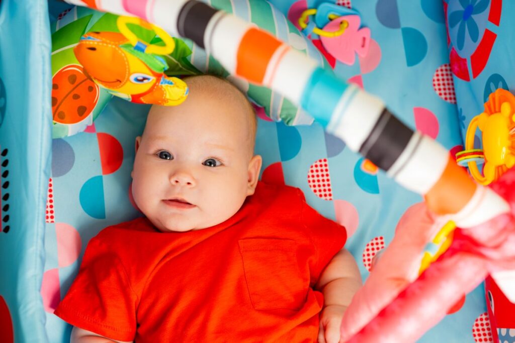 bebelus pe covor activitati